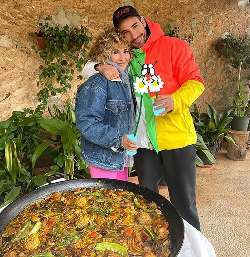 Miguel Ángel Silvestre con su madre.