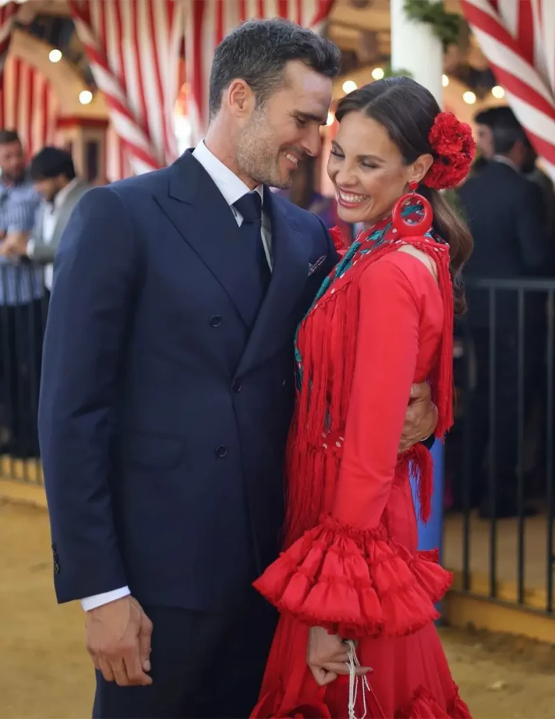 Jessica Bueno posando en la Feria de Abril con su novio.