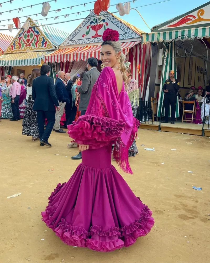 Anna Ferrer posando con un vestido fucsia en la Feria de Abril