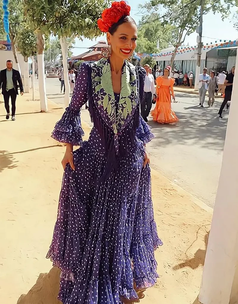 Eva González posando con un vestido de lunares en la Feria de Abril