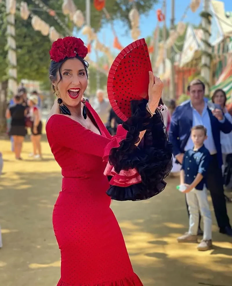 Paz Padilla posando con un vestido rojo en la Feria de Abril