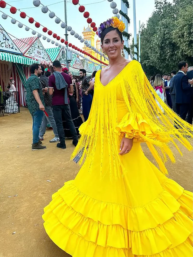 Anabel Pantoja posando con un vestido amarillo en la Feria de Abril.