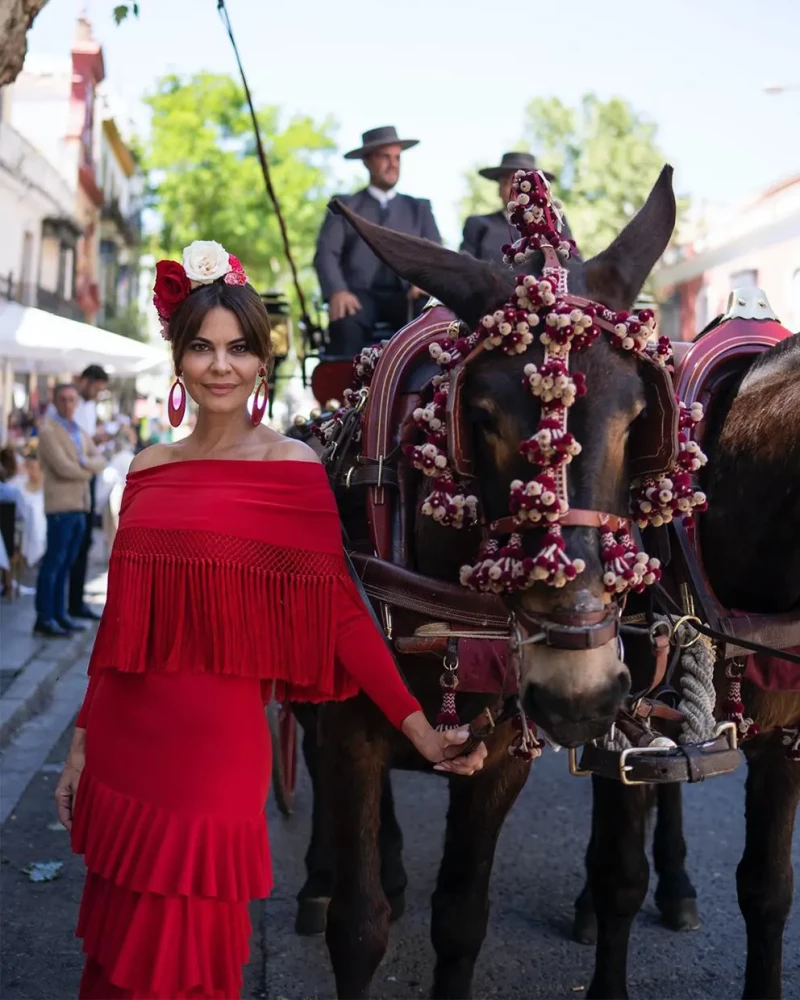 María José Suárez posando junto a un caballo en la Feria de Abril.