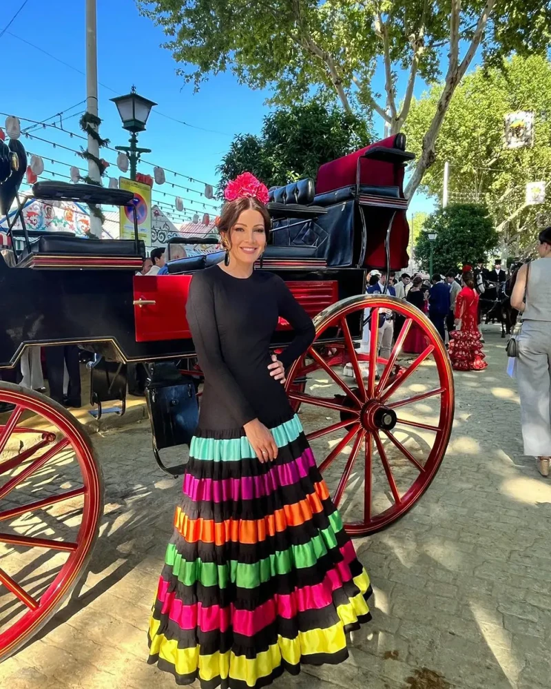 Virginia Troconis posando junto a un carro en la Feria de Abril.