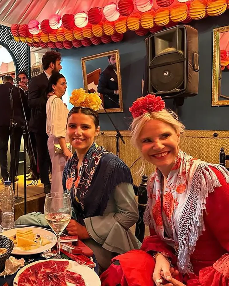 Eugenia Martínez de Irujo posando junto a su hija Tana en la Feria de Abril.