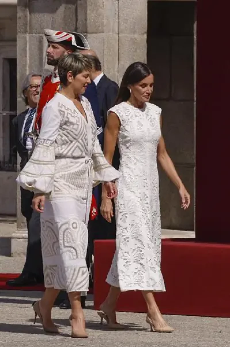 La reina Letizia  junto a la primera dama de Colombia, Verónica Alcocer
