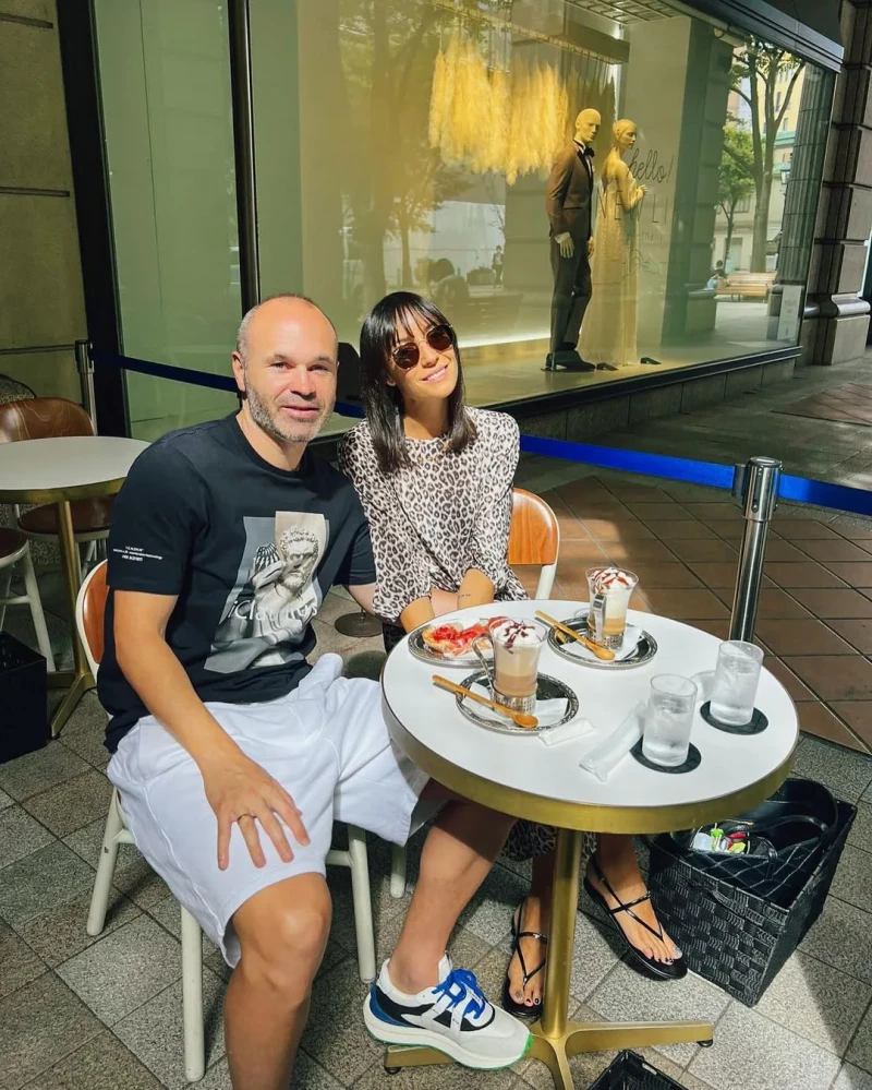 Andrés Iniesta y Anna Ortiz, en un viaje a París.