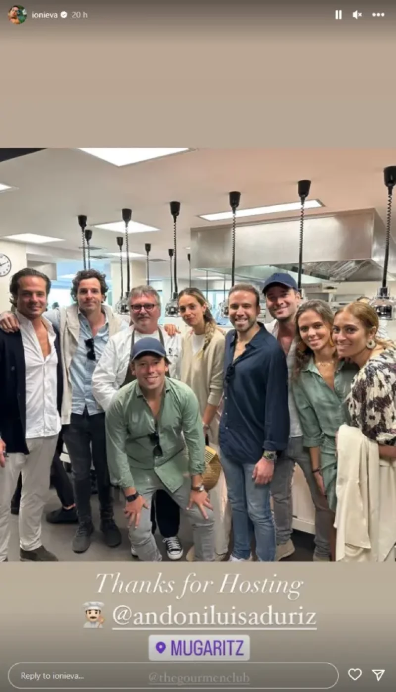 Íñigo Onieva con amigos en el restaurante Mugaritz