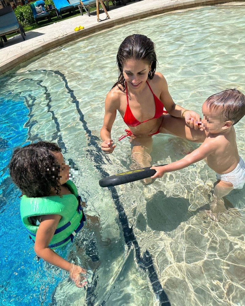 Hiba Abouk con sus dos niños.