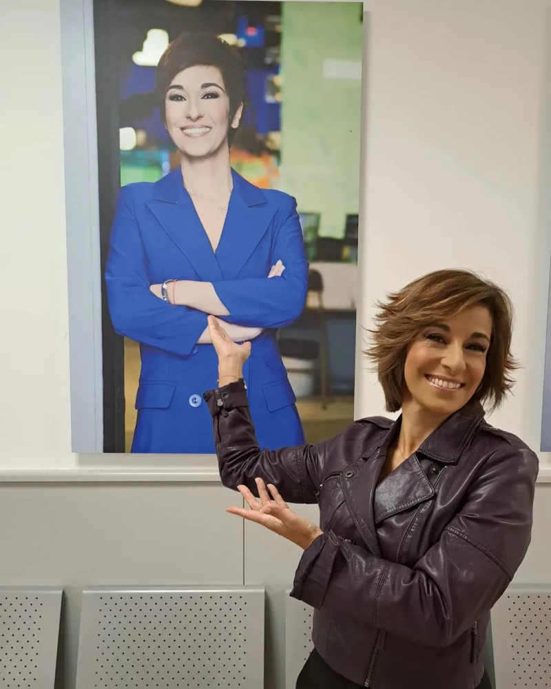 Adela González posa, feliz, con su retrato en los pasillos de Mediaset.