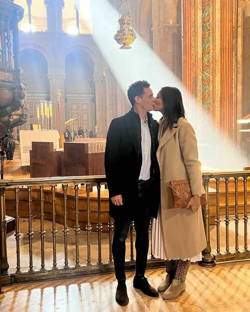 Christian Gálvez y Patricia Pardo en la catedral de Santiago de Compostela.