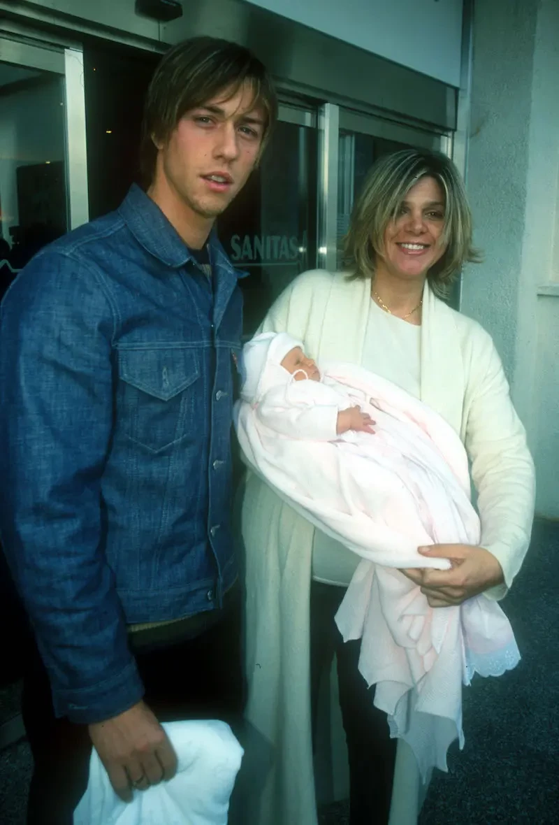 Guti y Arantxa de Benito saliendo del hospital con su hija Zayra recién nacida (2000).