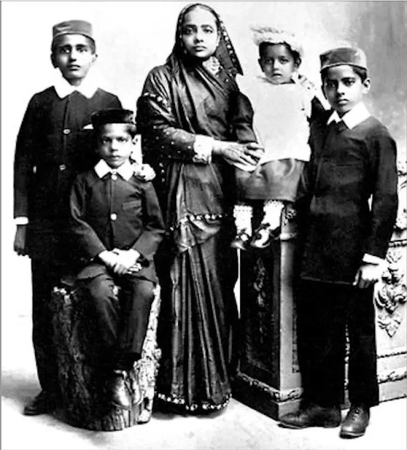 Kasturbai, esposa de Gandhi, con los cuatro hijos que nacieron de su matrimonio.