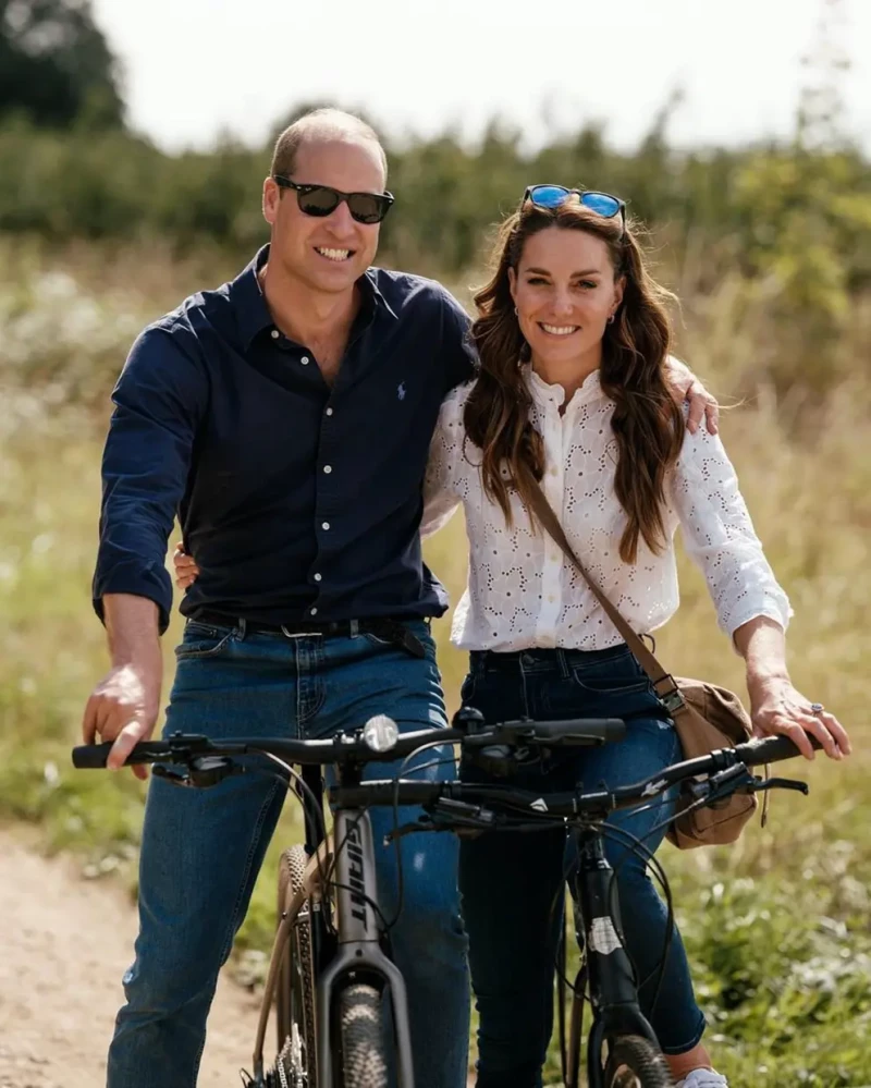 Guillermo y Kate Middleton en bici.