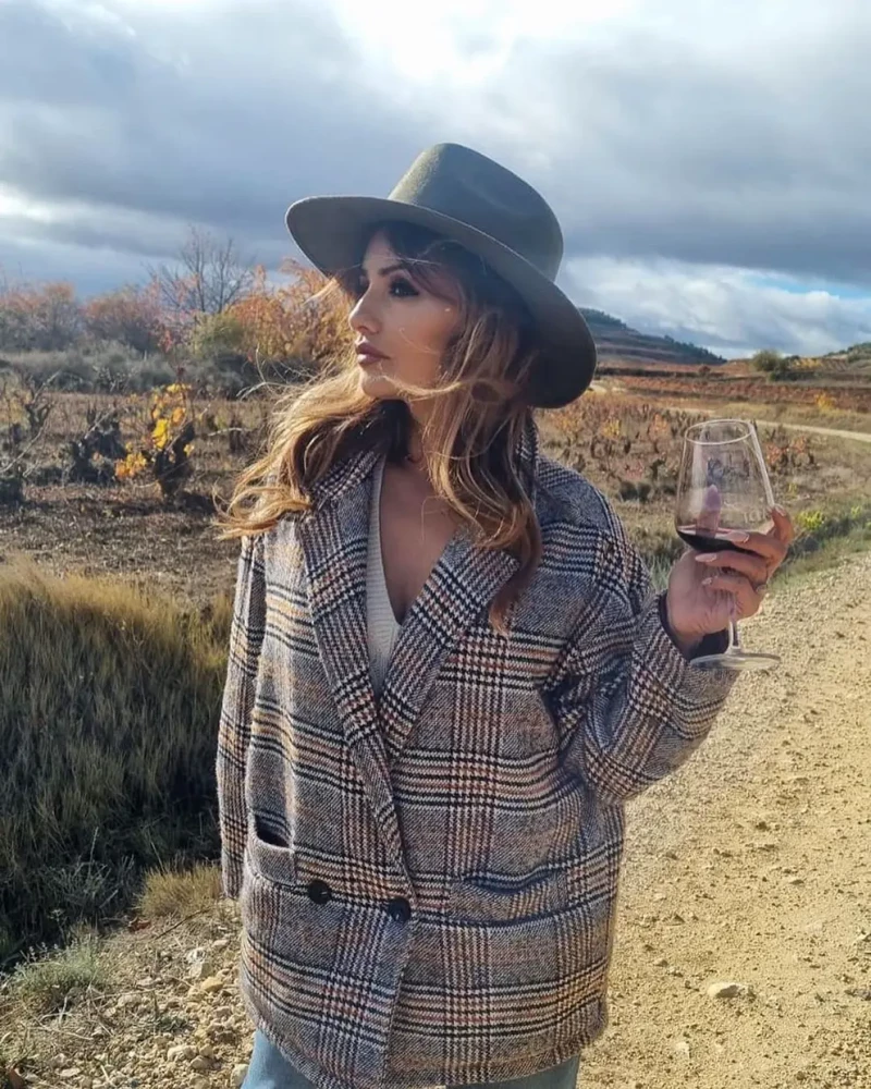 Mónica Cruz tomando vino