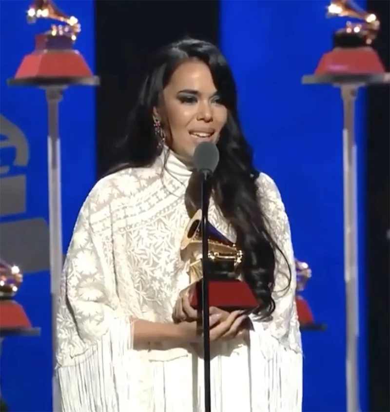 Beatriz Luengo con un premio