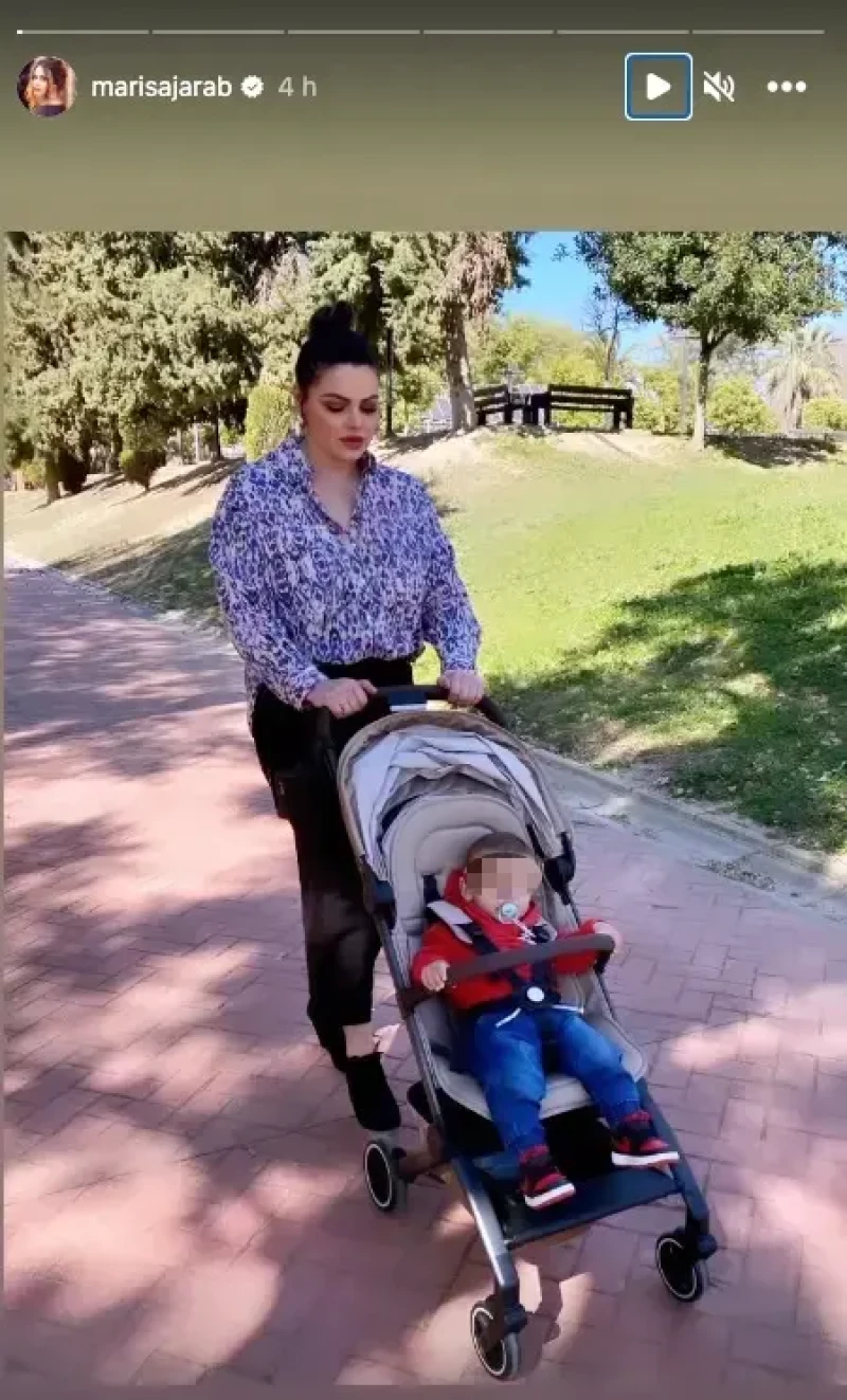 Marisa Jara en una imagen paseando con su hijo.