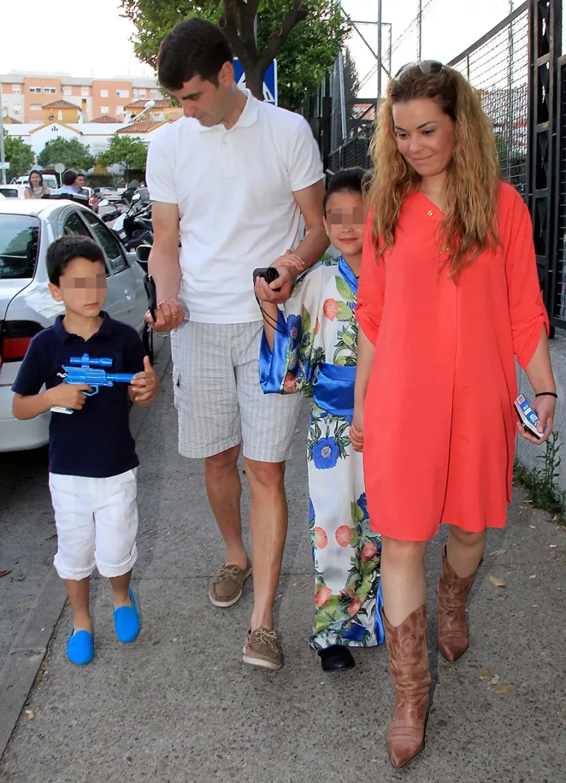 Jesulín y María José Campanario paseando con sus hijos.