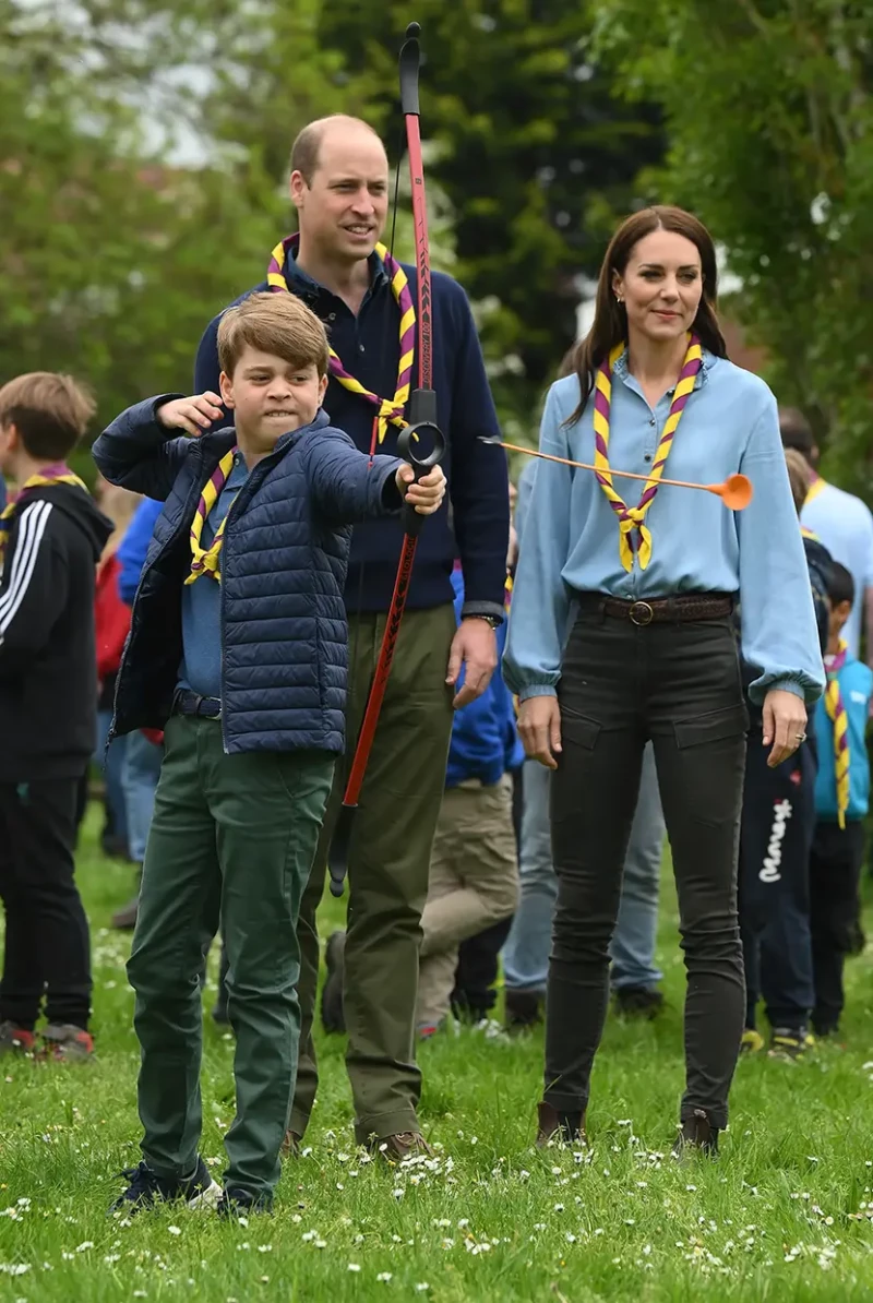 Principe Guillermo y Kate Middleton con su hijo George tirando con arco.