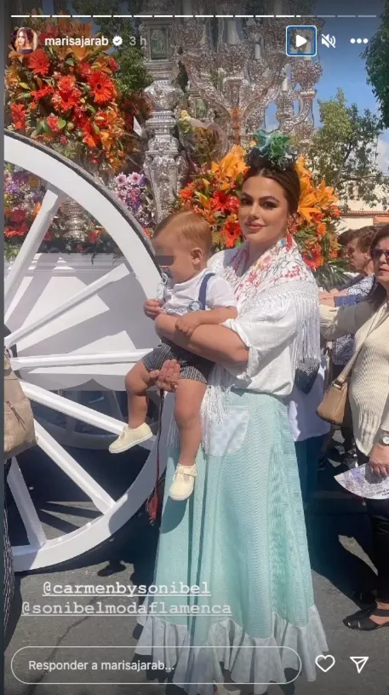 Marisa Jara en el Rocío con su hijo Tomás