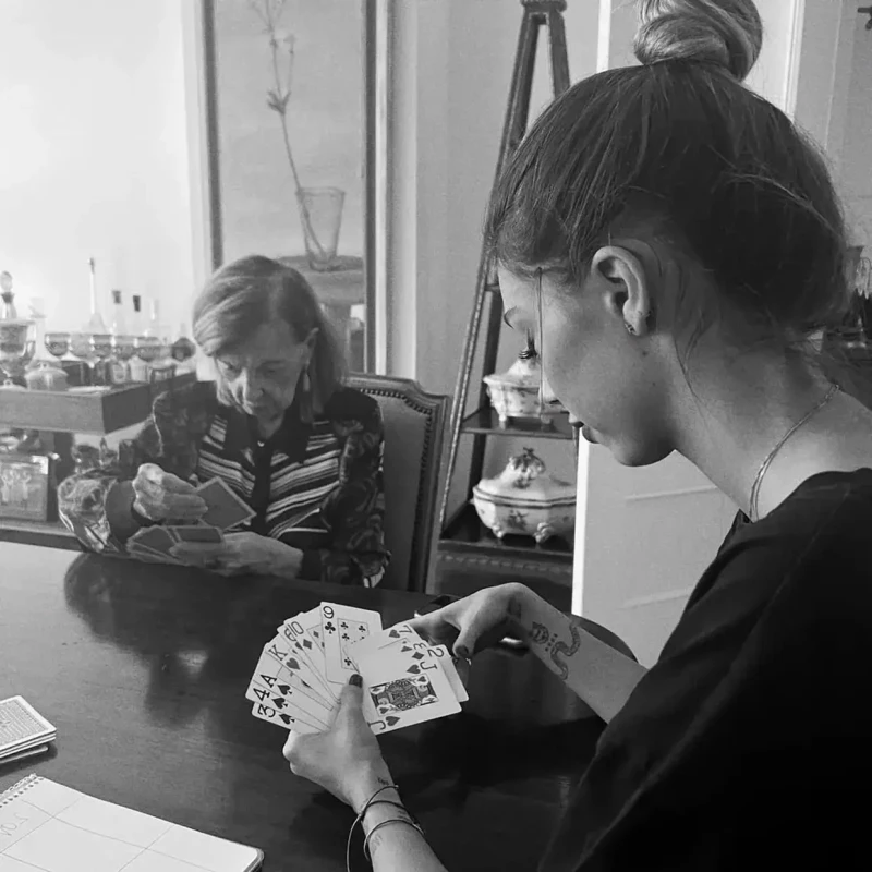 María Teresa Campos y Alejandra Rubio jugando a cartas,