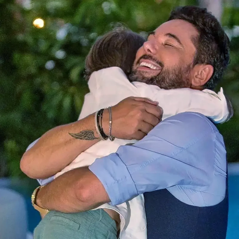 Miguel Poveda abrazando a su hijo.