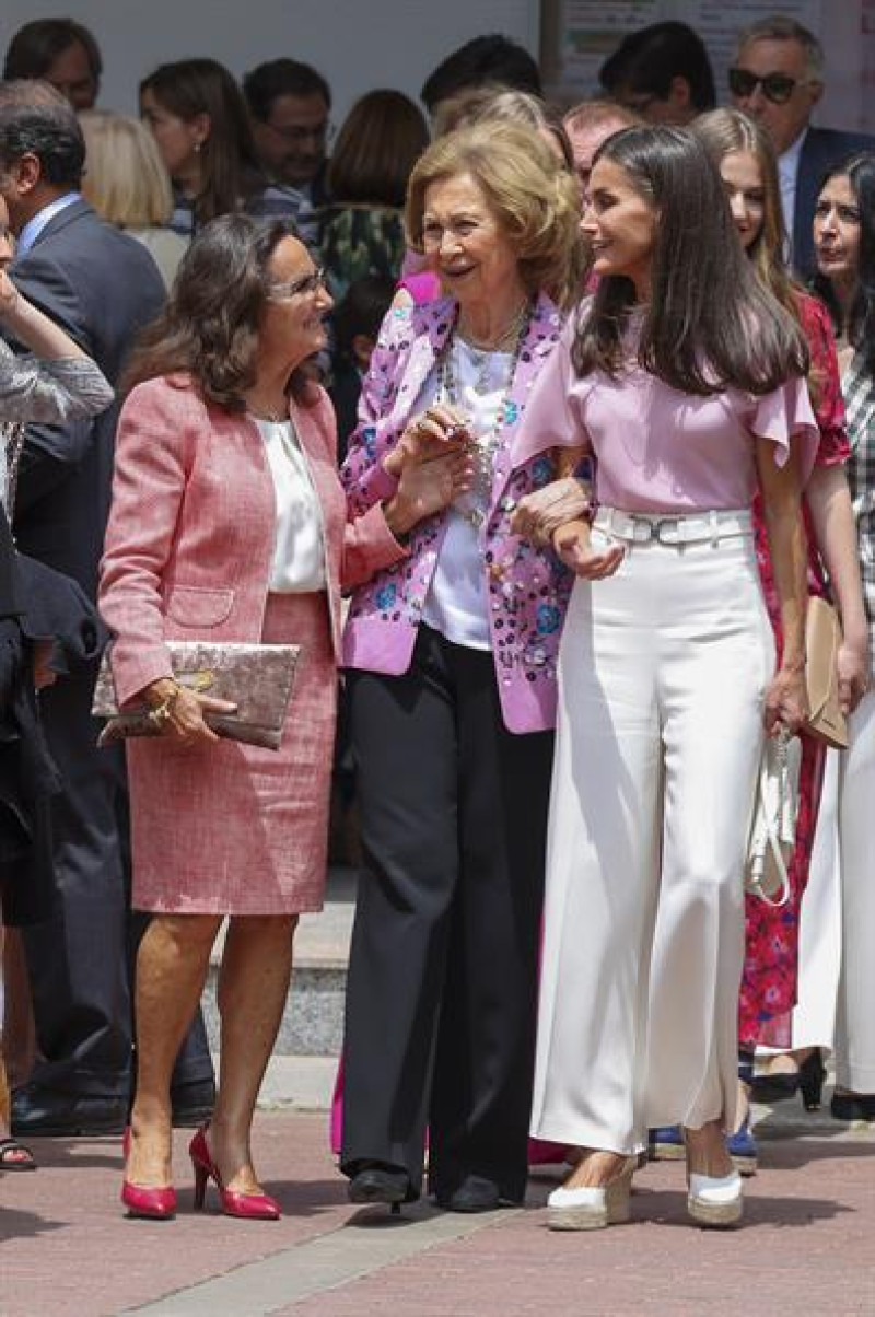 La reina Letizia junto a su madre, Paloma Rocasolano y la reina Sofía (c) a su salida de la Parroquia de la Asunción de Nuestra Señora donde este jueves la infanta Sofía ha recibido la confirmación en una ceremonia con sus compañeros del colegio. EFE/ Ballesteros