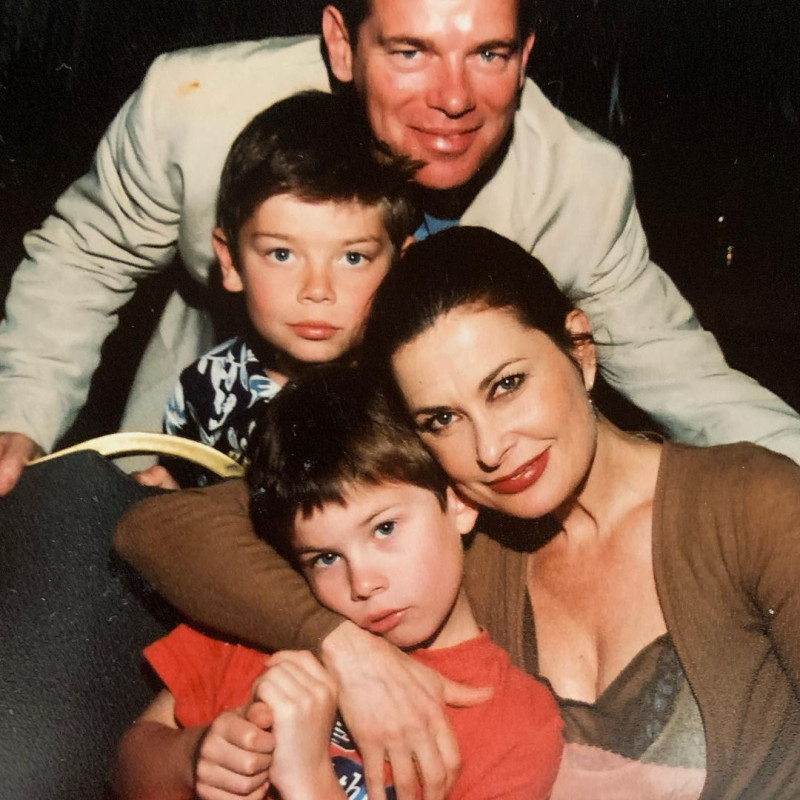 Jane Badler con sus hijos, de pequeños.