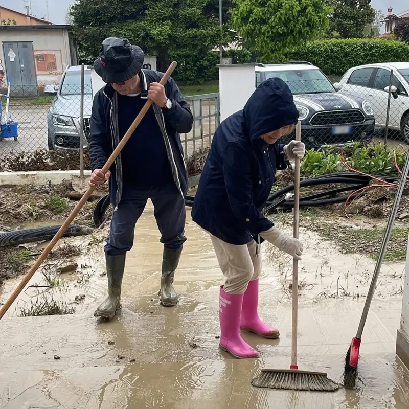 Padres de Laura Pausini colaborando en una inundación.