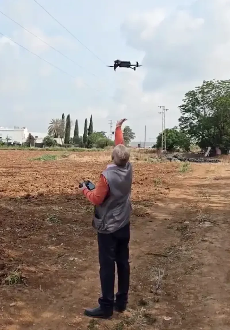 Luis Avial ayudando al padre de Marta del castillo con su dron.