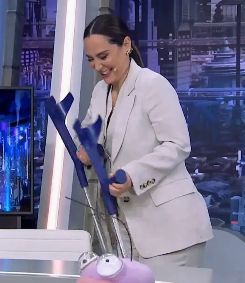 Tamara Falcó usando muletas en El hormiguero 3.0