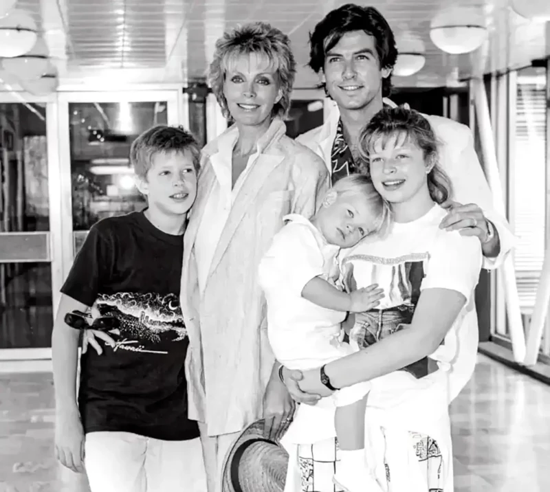 Pierce Brosnan con su primera mujer y sus tres hijos