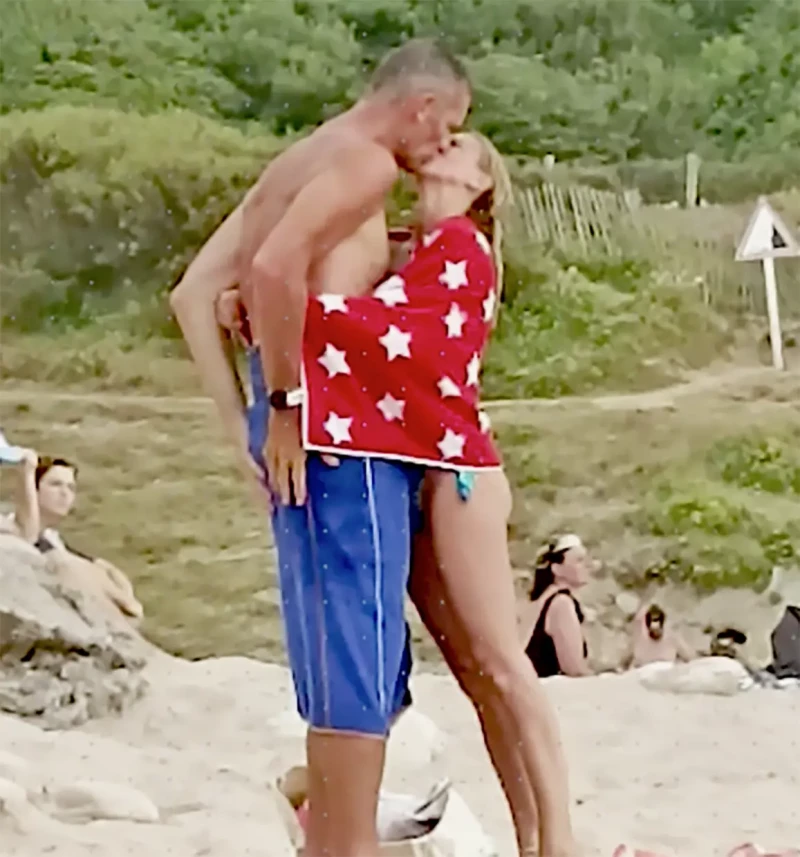 Iñaki Urdangarin y Ainhoa Armentia besándose en la playa