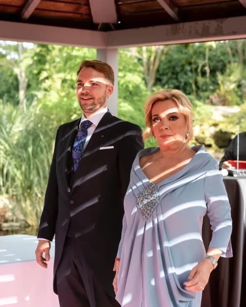 Carmen Borrego y su hijo José María, en la boda de este, en 2022.