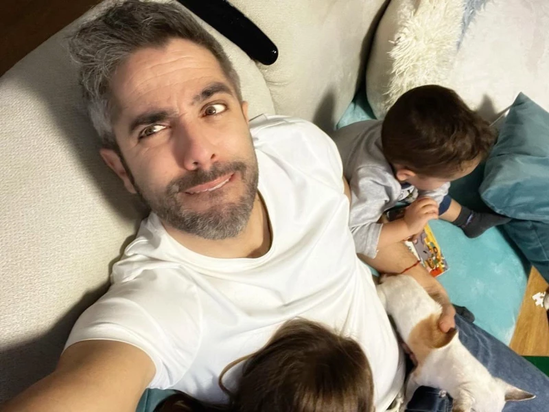 Roberto Leal con sus hijos.