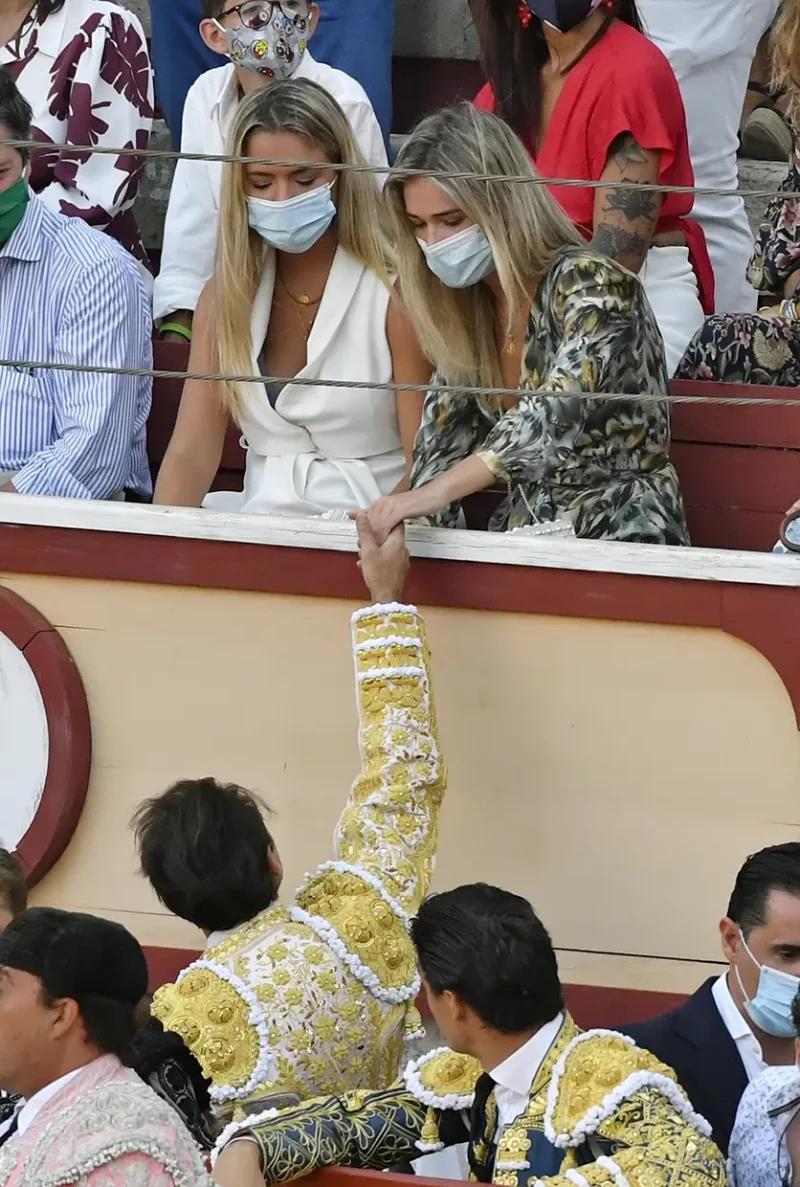 Enrique Ponce saludando a Ana Soria durante una corrida.