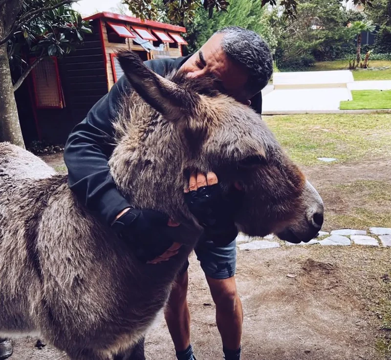 Jorge Javier abrazando a su burro.