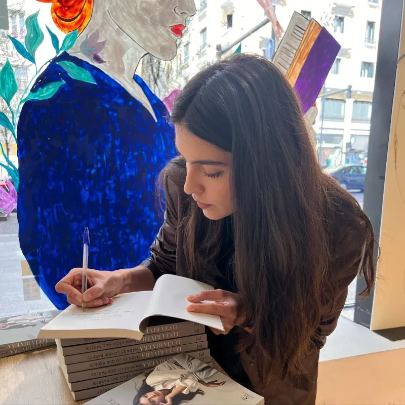 Lucía Rivera firmando su libro el pasado Sant Jordi.