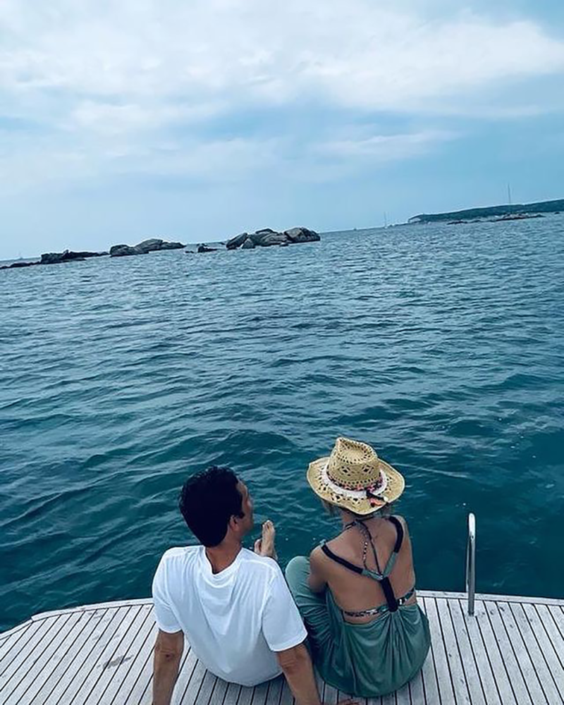 Emma con su marido en un barco.