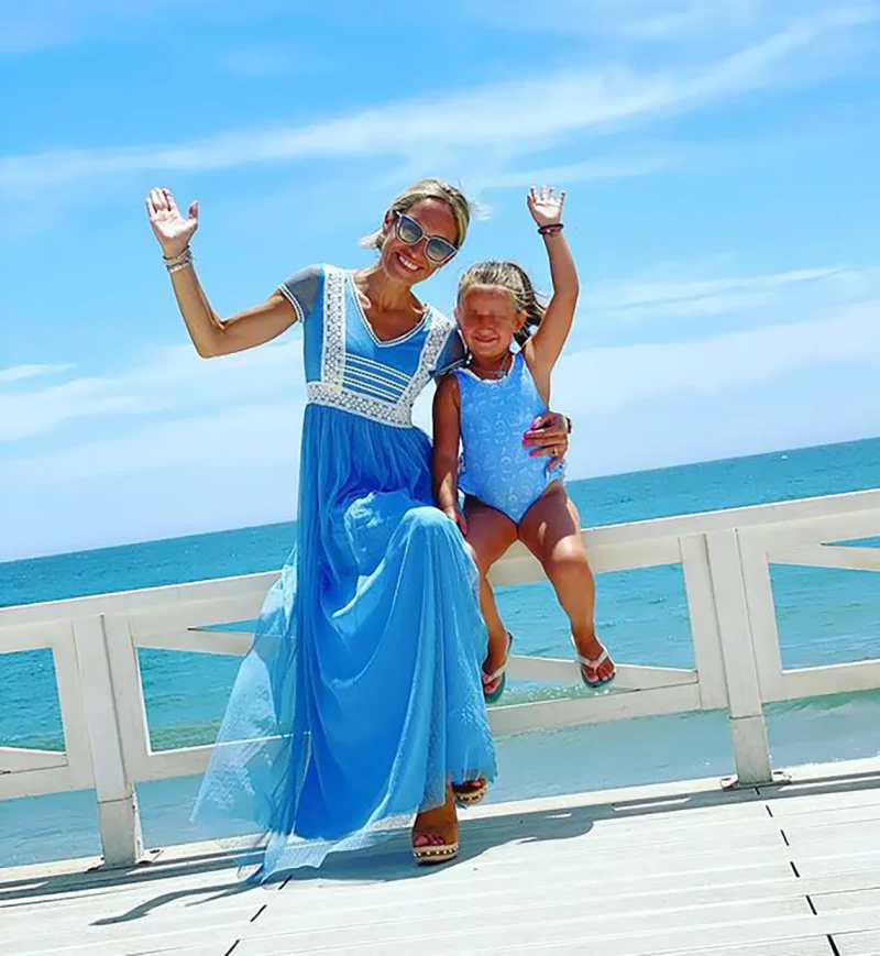 Luján posando junto al mar abrazada a su hija.