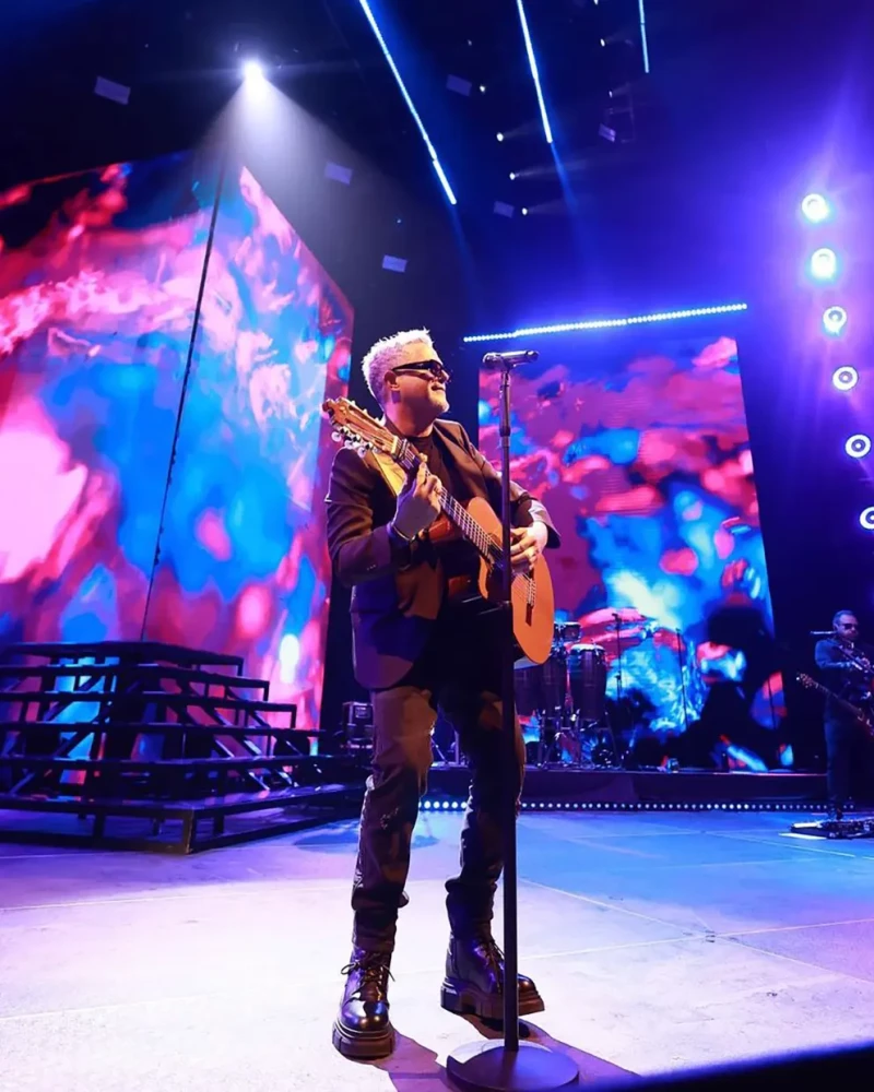 Alejandro Sanz tocando la guitarra en uno de sus conciertos.