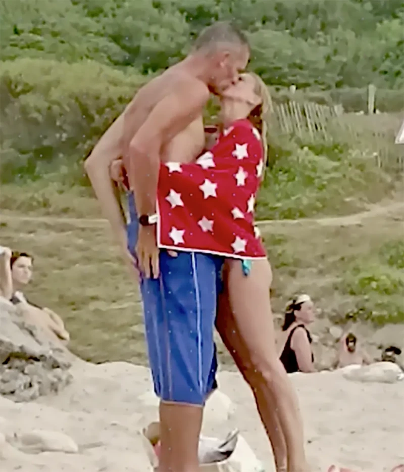 Iñaki Urdangarín y Ainhoa Armentia besándose en la playa