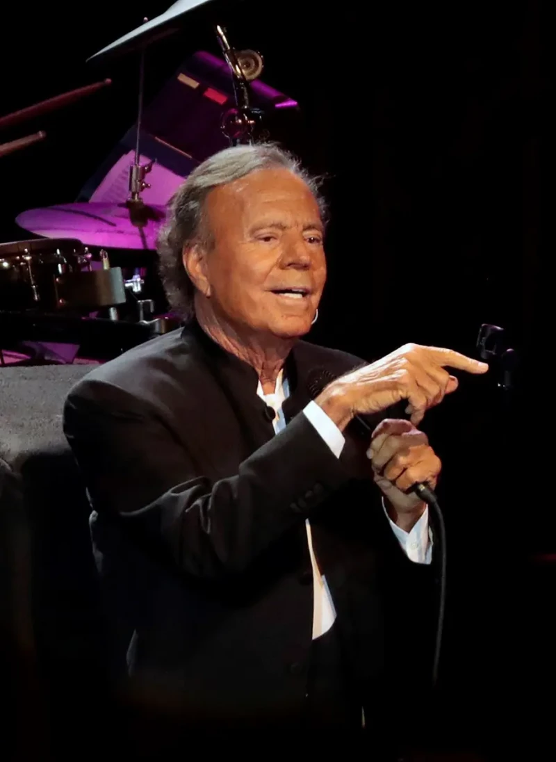 Julio Iglesias cantando en uno de sus conciertos.