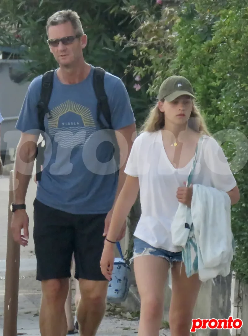 Irene paseando con su padre, Iñaki Urdangarín.