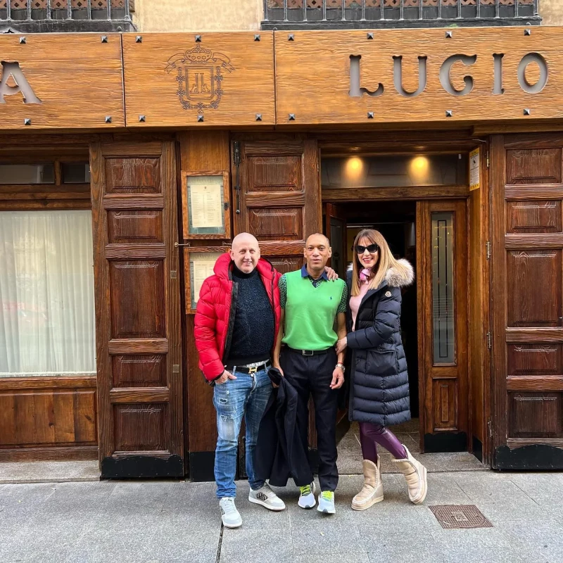 Gustavo, en Casa Lucio junto al viudo de Mariñas.