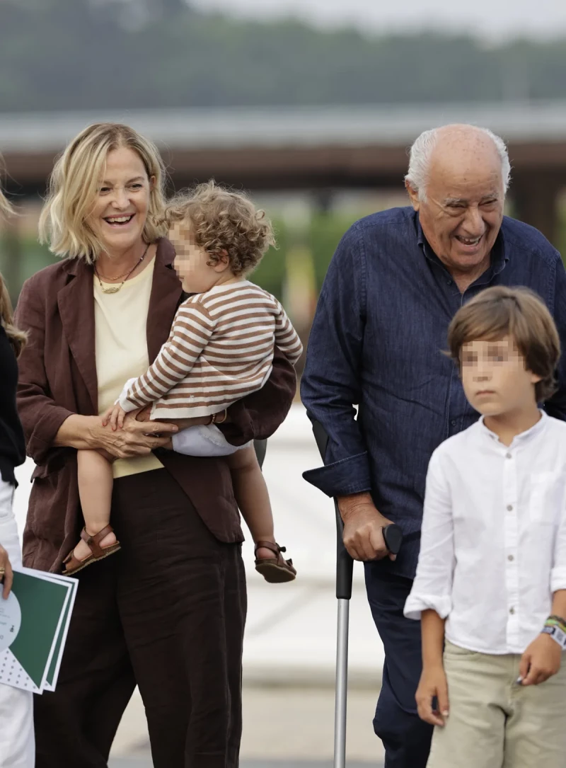 Amancio Ortega y su mujer, Flora Pérez, con los hijos de Marta.