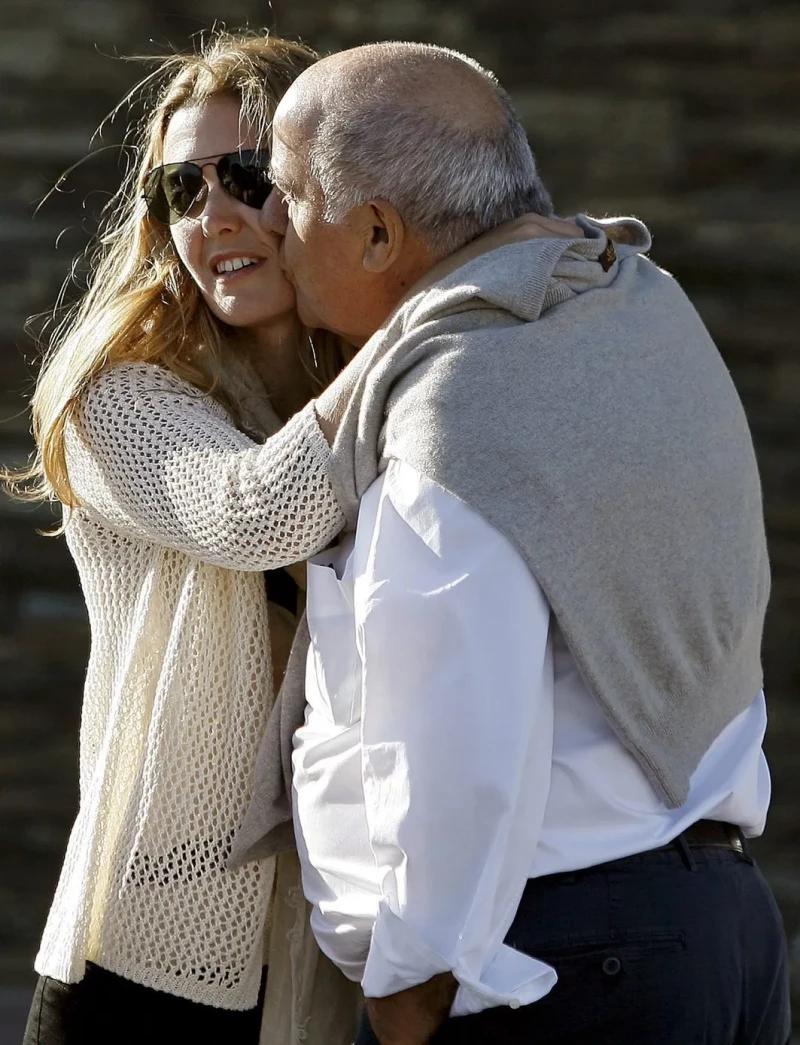 Amancio Ortega besa con cariño a su hija Marta.