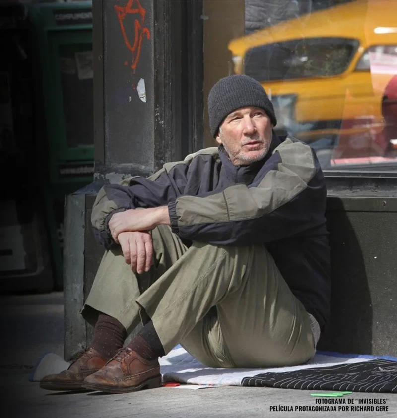 Richard Gere caracterizado como un sintecho en un fotograma de la película Invisibles