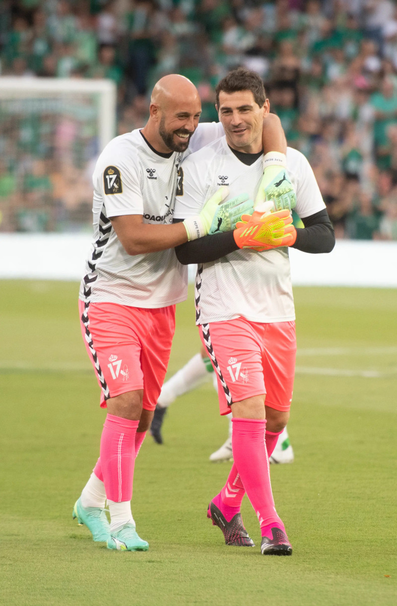 Iker Casillas con el también exportero Pepe Reina.