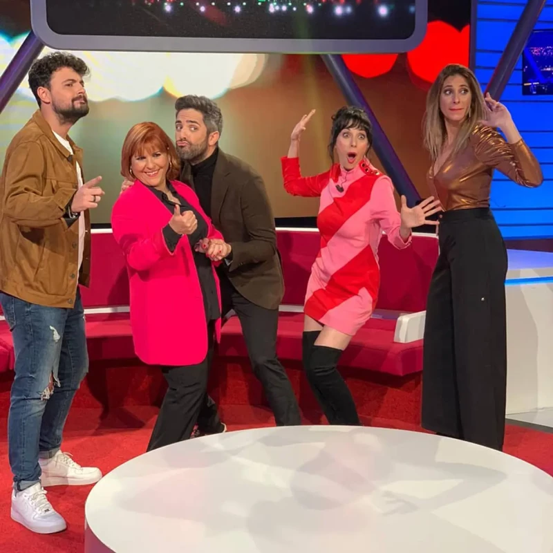 Roberto Leal con su madre y compañeros en el programa Escala Sur